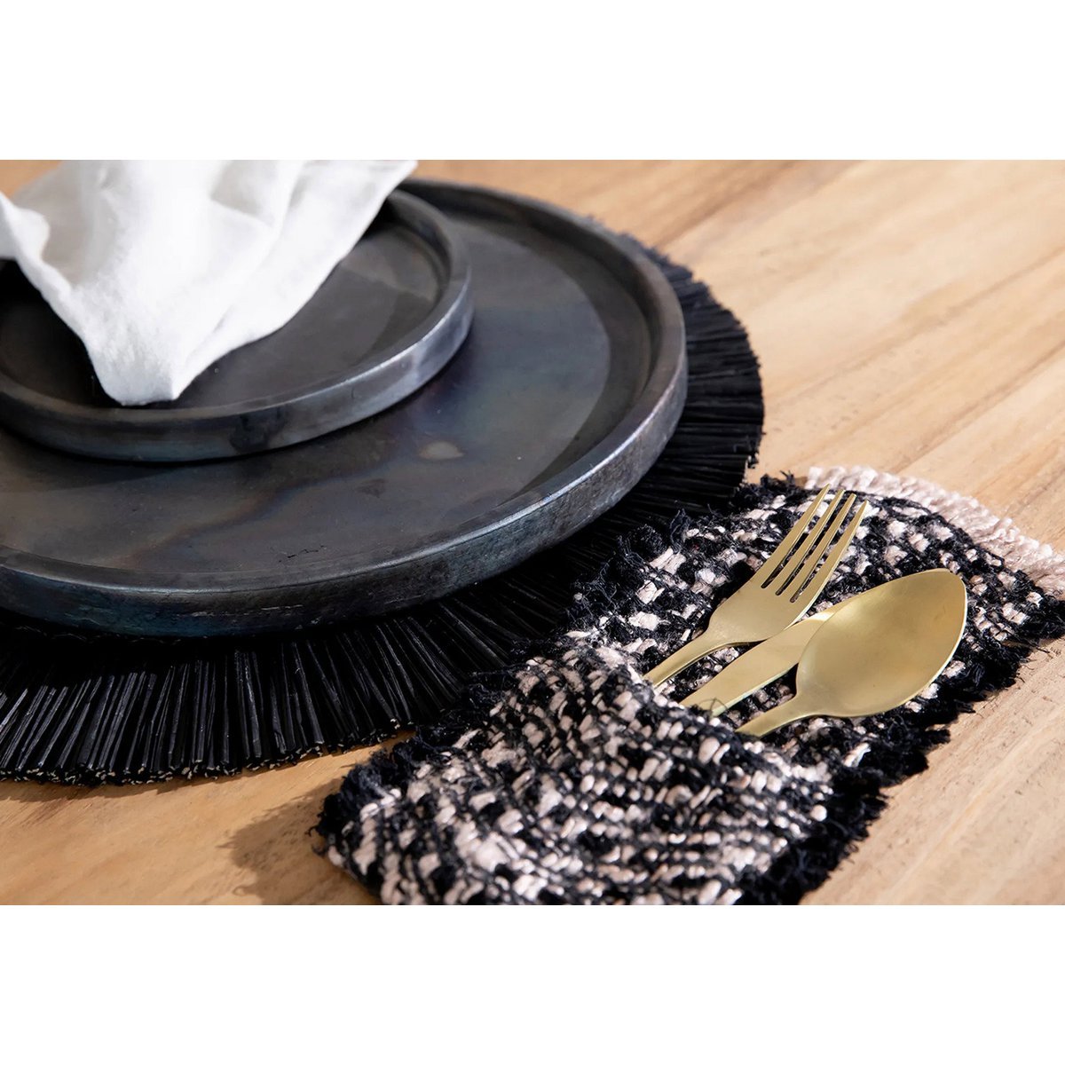 Tafelsetting met bestekhouders en keramiek in warme tinten