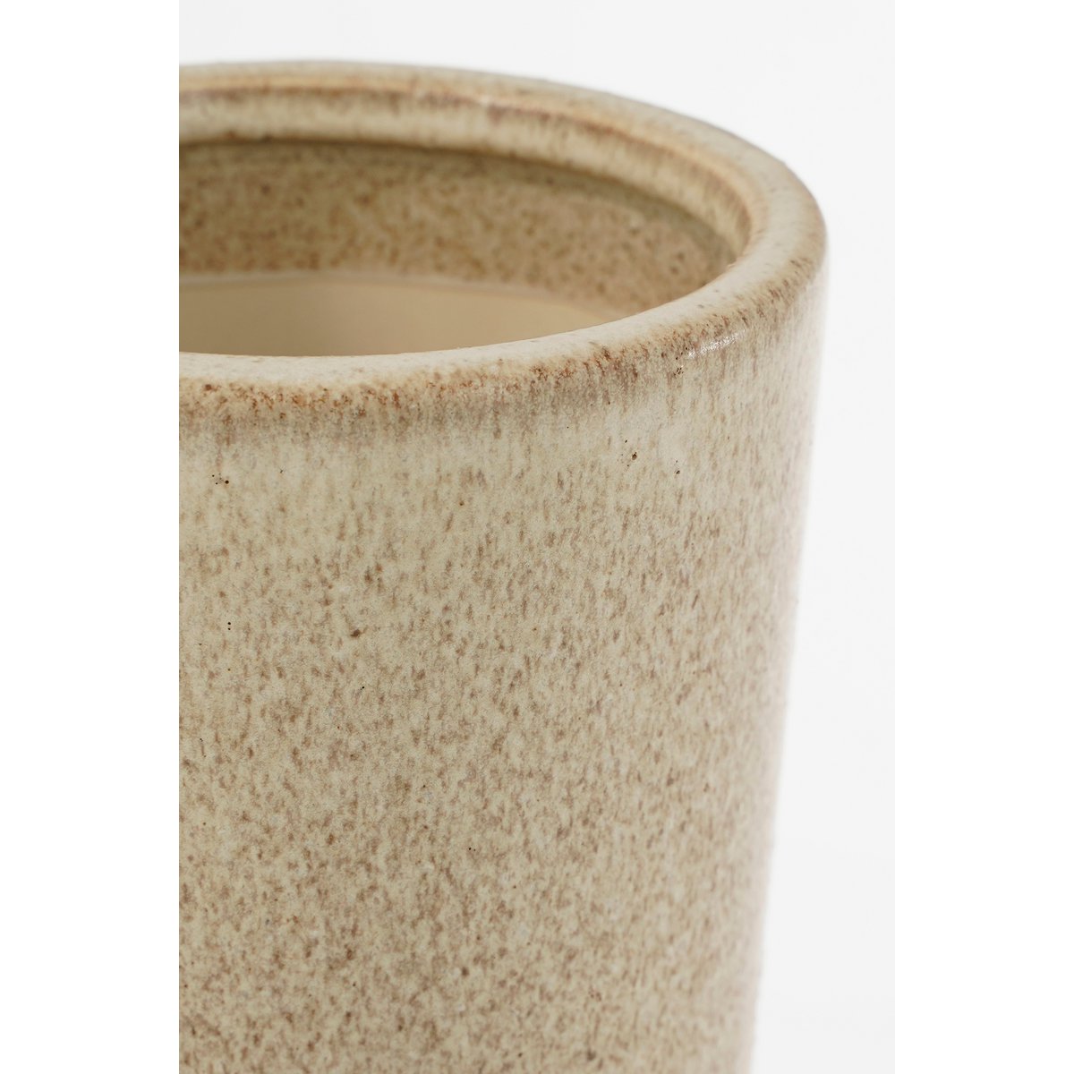 Closeup keramieken beige vaas Holm. Perfect voor een boho of modern interieur.