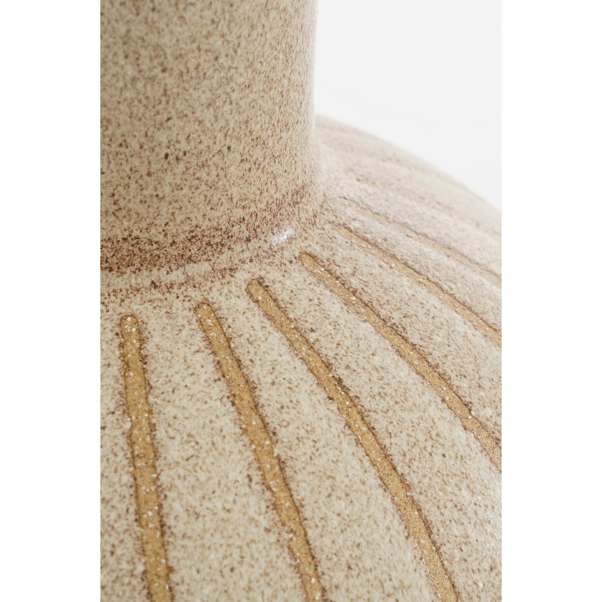 Closeup keramieken beige vaas Holm. Perfect voor een boho of modern interieur.