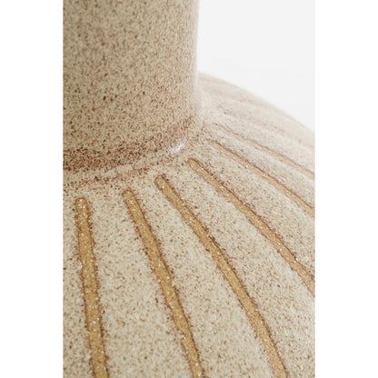 Closeup keramieken beige vaas Holm. Perfect voor een boho of modern interieur.