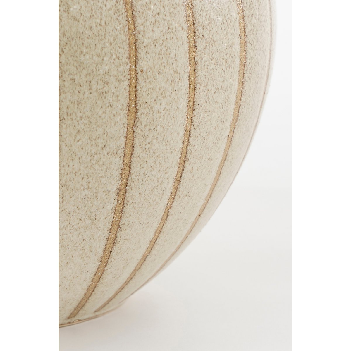 Closeup keramieken beige vaas Holm. Perfect voor een boho of modern interieur.