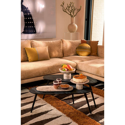 Keramieken beige vaas Holm in een knusse woonkamer setting. perfect voor een boho of modern interieur.