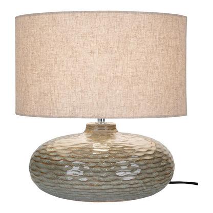 Tafellamp Oldham met groene keramische voet en beige linnen kap, gefotografeerd tegen witte achtergrond.