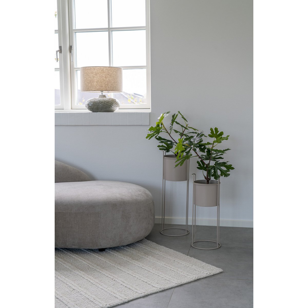 Oldham Tafellamp in een lichte woonkamer met zachte natuurlijke tinten en minimalistische styling.