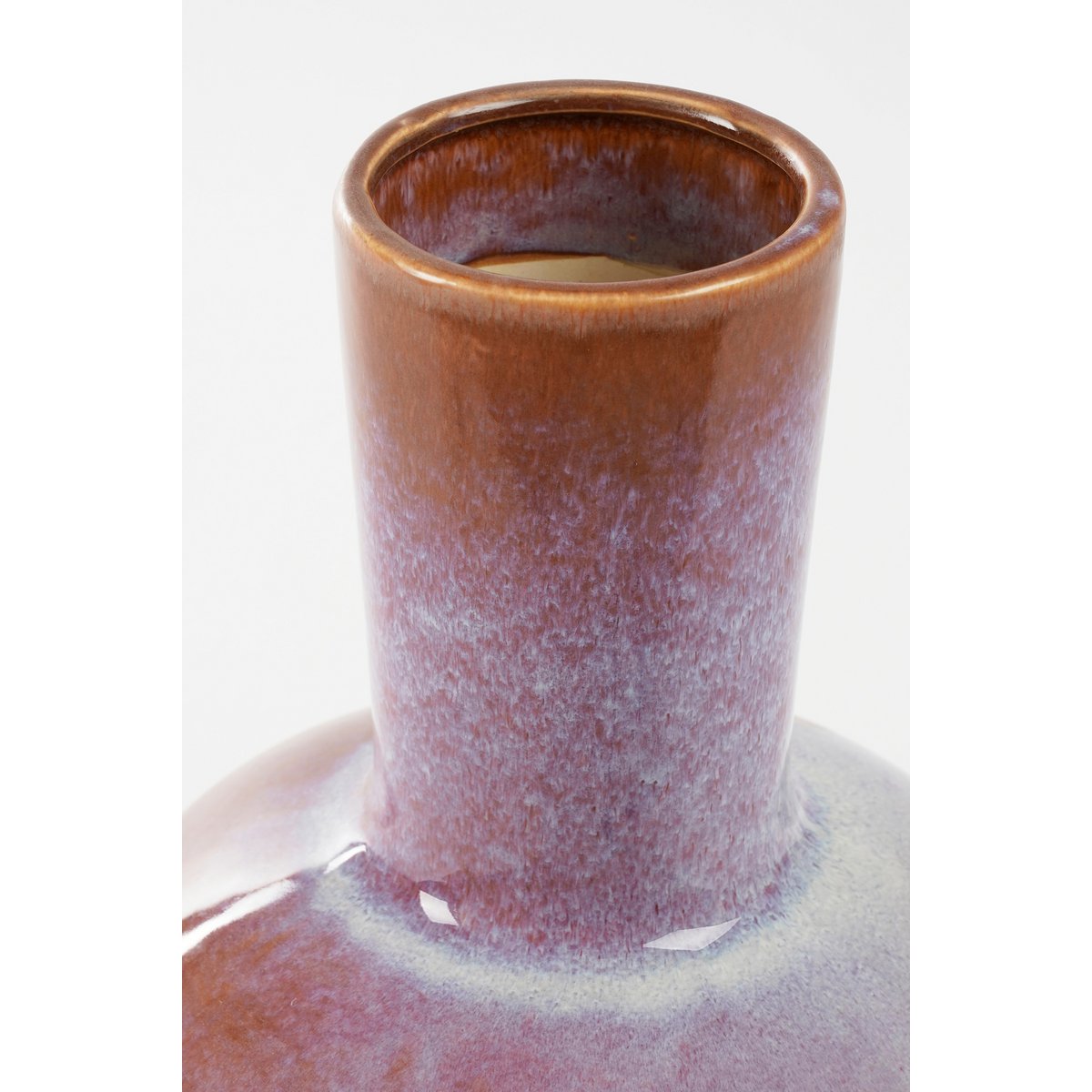 Closeup van een terracotta keramieken vaas met een warme, natuurlijke uitstraling. Perfect om gedroogde bloemen of takken in te plaatsen, maar ook prachtig als los decoratief object. De aardse tinten en matte afwerking brengen een rustieke en mediterrane sfeer in elk interieur.