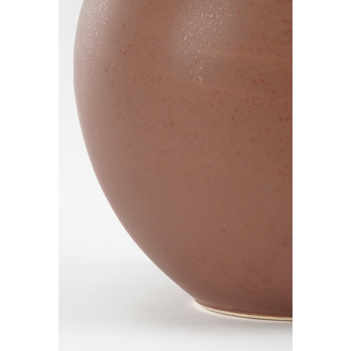 Closeup van een terracotta keramieken vaas met een warme, natuurlijke uitstraling. Perfect om gedroogde bloemen of takken in te plaatsen, maar ook prachtig als los decoratief object. De aardse tinten en matte afwerking brengen een rustieke en mediterrane sfeer in elk interieur.