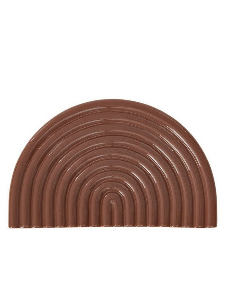 Keramisch dienblad in de vorm van een halve regenboog met reliëfpatroon en glanzende bruine afwerking. Een decoratief en functioneel accessoire dat perfect is voor het serveren of stylen van kleine items in een modern interieur.