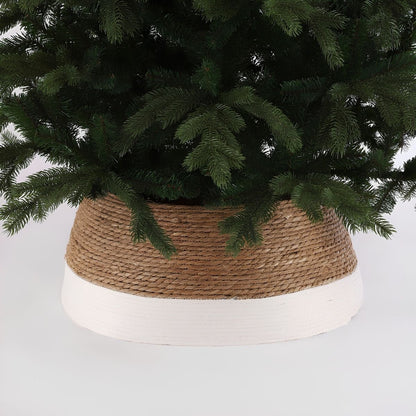 Kerstboomrok gebroken wit en bruin met een groene ongedecoreerde kerstboom erin.