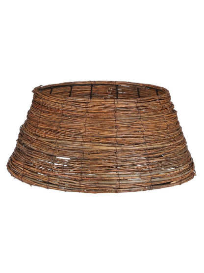 Rotan kerstboommand van wilgentakken – natuurlijke boomrok met robuuste uitstraling.
