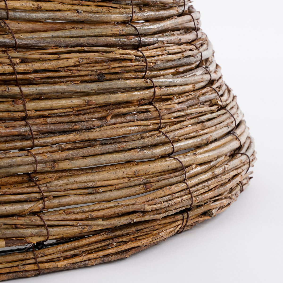 Duurzaam rotan materiaal van kerstboommand – stevig vlechtwerk met natuurlijke textuur.
