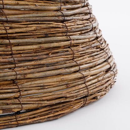 Duurzaam rotan materiaal van kerstboommand – stevig vlechtwerk met natuurlijke textuur.
