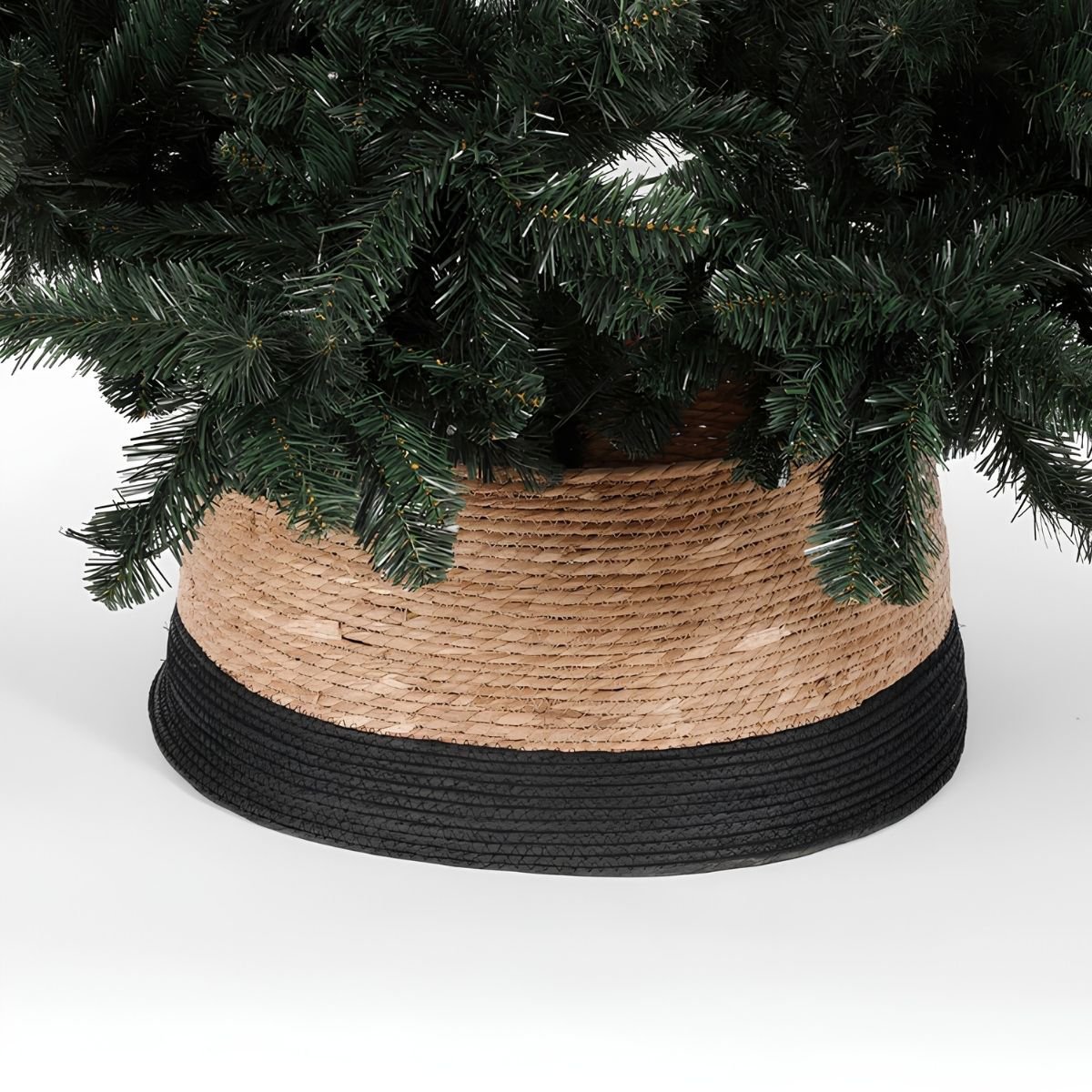 Kerstboomrok zwart en bruin met een neppe groene kerstboom erin