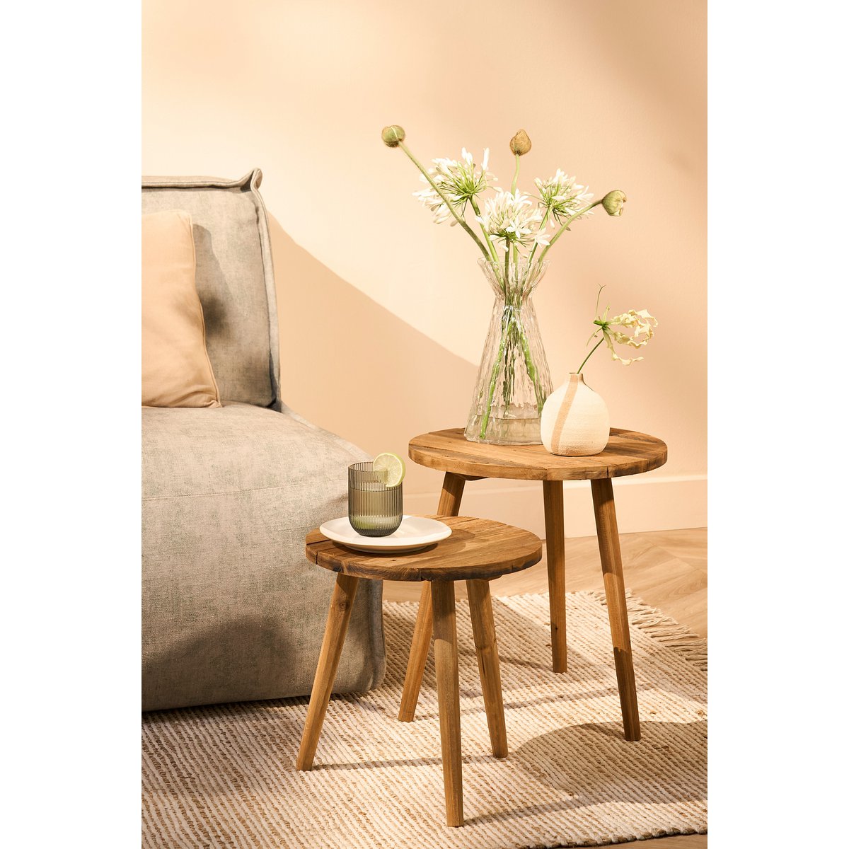 De Houten bijzettafel Bold in een sfeervol interieur4 met lichte accenten