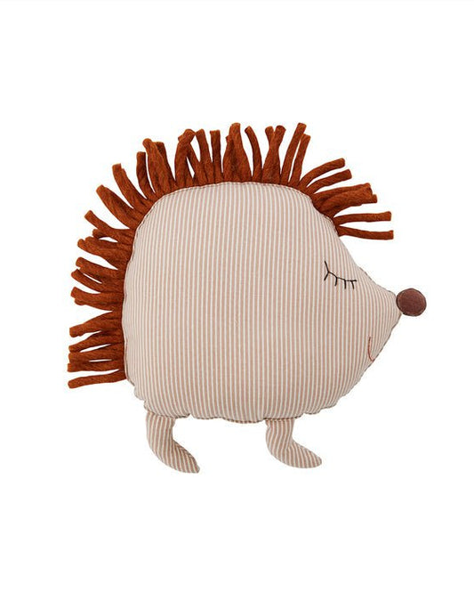 Lief egelkussen van zacht katoen met bruine strepen en speelse vilten stekels. Een schattig decoratief kussen dat perfect is voor de kinderkamer en zorgt voor een warme, gezellige sfeer.