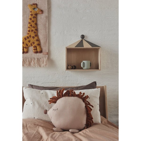 Zacht egelkussen van katoen met bruine strepen en vilten stekels, decoratief geplaatst op een kinderbed met neutrale tinten. Een schattig en speels accent dat warmte en gezelligheid toevoegt aan de kinderkamer.