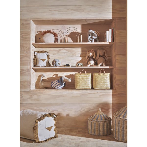 Egelkussen van katoen met bruine stekels als decoratief accent op een houten plank in een kinderkamer met natuurlijke materialen. Een warm en speels detail dat perfect past in een rustieke of Scandinavische kinderkamerstijl.