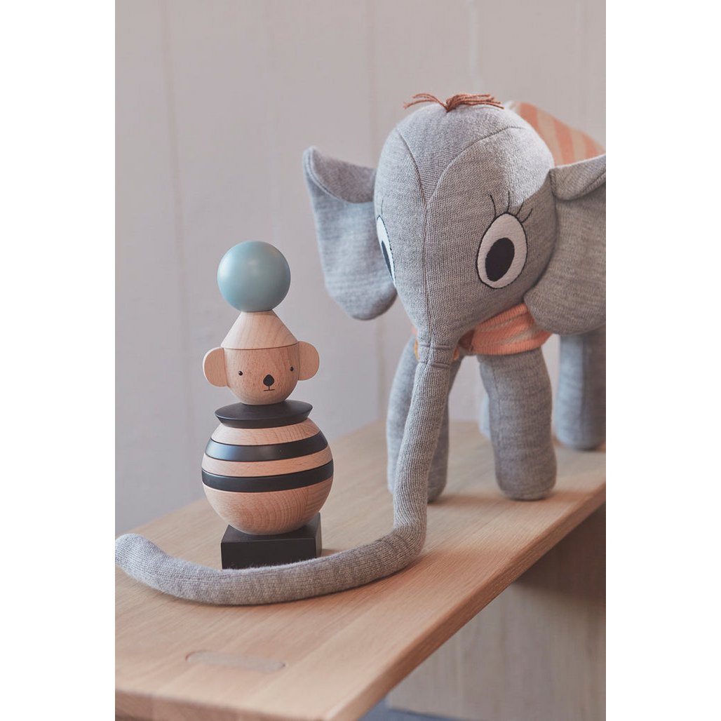 Knuffel olifant Ramboline grijs met cape met ander houten speelgoed
