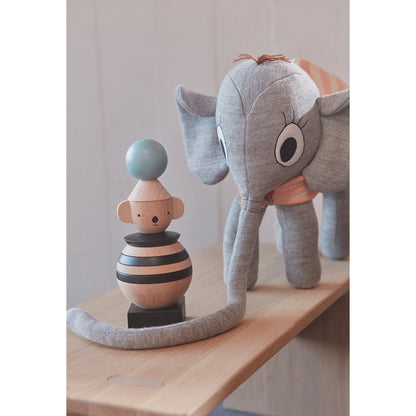 Knuffel olifant Ramboline grijs met cape met ander houten speelgoed