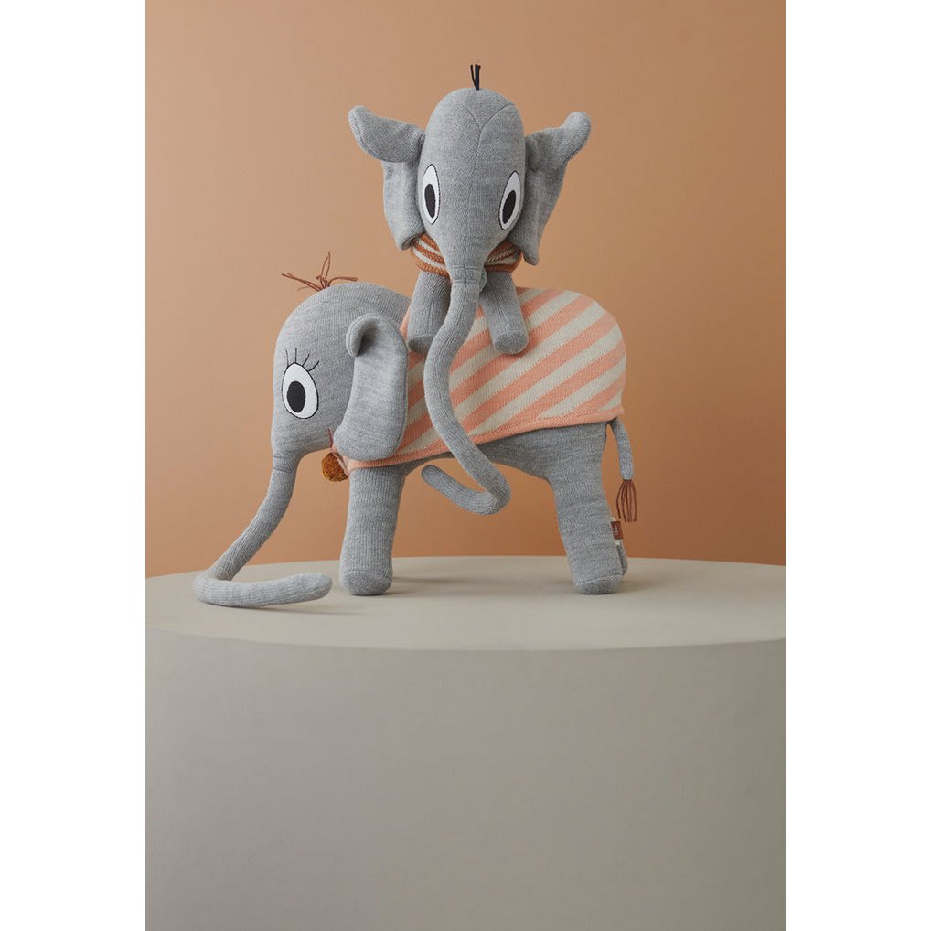 Knuffel olifant Ramboline grijs met cape met een kleinere knuffel olifant er bovenop