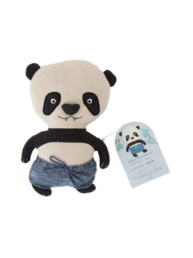 Ling Ling katoenen knuffel op een witte achtergrond draagt een schattige broek die afneembaar is, wat zorgt voor extra speelmogelijkheden en verbeelding. 