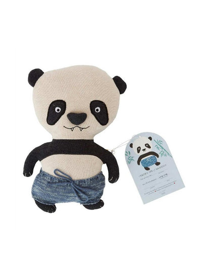 Ling Ling katoenen knuffel op een witte achtergrond draagt een schattige broek die afneembaar is, wat zorgt voor extra speelmogelijkheden en verbeelding. 