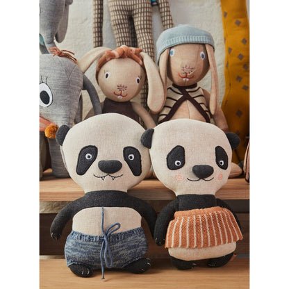 Ling Ling katoenen knuffel met een vriendinnetje draagt een schattige broek die afneembaar is, wat zorgt voor extra speelmogelijkheden en verbeelding. 