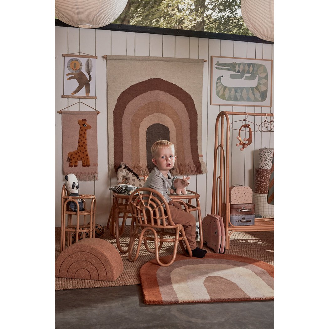 Ling Ling katoenen knuffel in een sfeervolle kinderkamer met meerdere knuffeltjes.