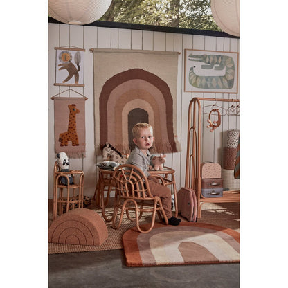 Ling Ling katoenen knuffel in een sfeervolle kinderkamer met meerdere knuffeltjes.