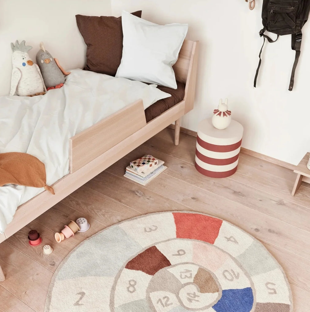 Knuffel vogel Kai de parkiet in een gezellige slaapkamer op een bed met een andere vogel knuffel