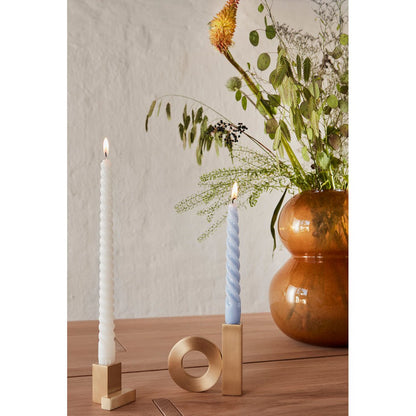 Design kandelaar in goudkleur – minimalistische woonaccessoire met luxe uitstraling.