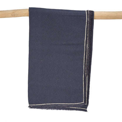 Linnen tafelkleed zwart naturel 150x250 cm Toscane over houten rek