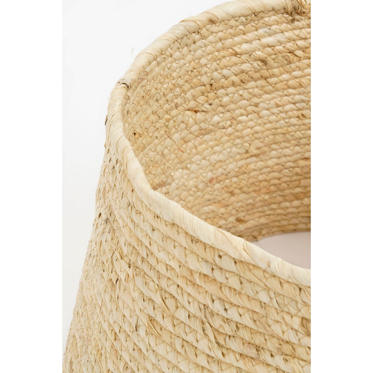 Detail van handgevlochten rotan kerstboommand – duurzaam materiaal met natuurlijke structuur.
