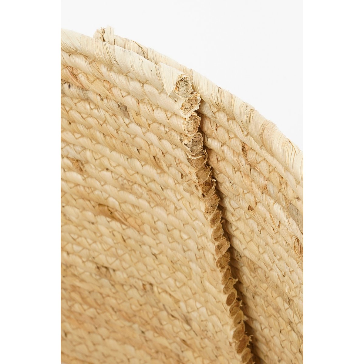 Natuurlijke afwerking van gevlochten rotan mand – handgemaakt ontwerp met verfijnde afwerking.
