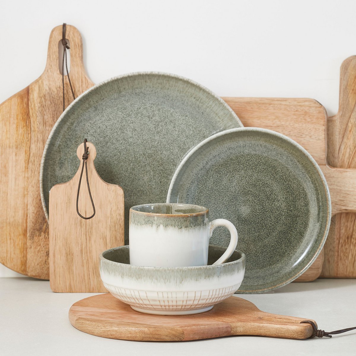 Stilleven met servies gestyled op de Duko serveerplank