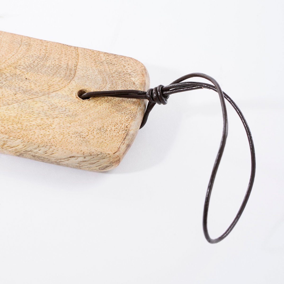 Close-up van het ophangtouwtje aan het handvat van de mangohouten Duko plank.