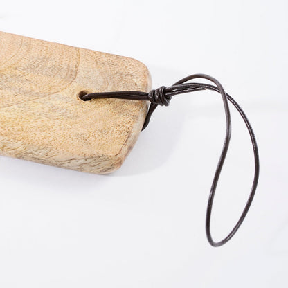 Close-up van het ophangtouwtje aan het handvat van de mangohouten Duko plank.