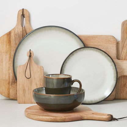 Duko serveerplank gecombineerd met keramieken servies in een stijlvolle keukensetting.