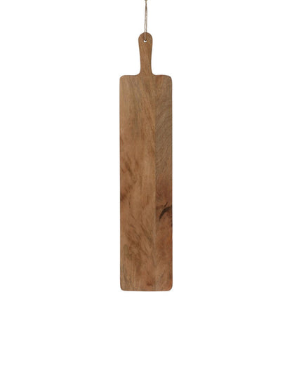 Smalle serveerplank van mangohout met handvat en ophangkoord. Ideaal voor het serveren van borrelhapjes, stokbrood of kazen. De natuurlijke houtnerf geeft elke plank een uniek karakter — een stijlvolle toevoeging aan iedere keuken of eettafel.