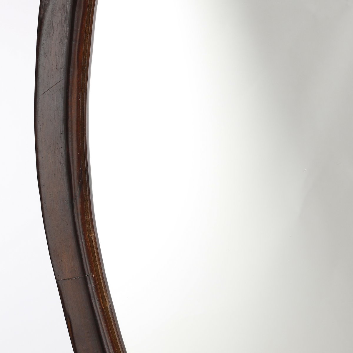 De massieve houten rand heeft een subtiele nerfstructuur die zorgt voor een warme, authentieke uitstraling. Elk stuk is uniek in kleur en tekening.
