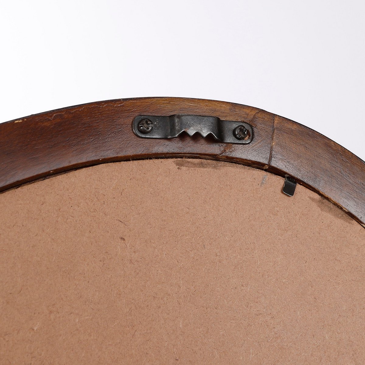 Praktisch én stijlvol: de spiegel is eenvoudig op te hangen dankzij het stevige metalen ophangsysteem aan de achterzijde.
