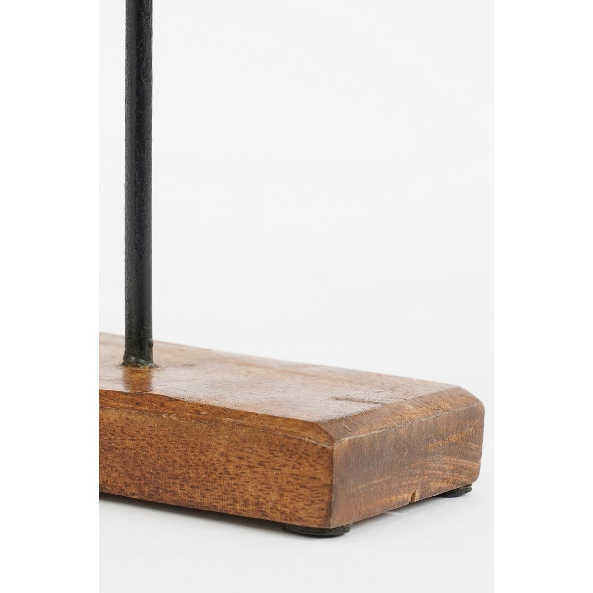 Detail van de metalen voet van de Petra decoratiestandaard