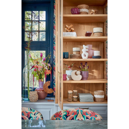 Petra woondecoratie gestyled in een kast in een modern interieur