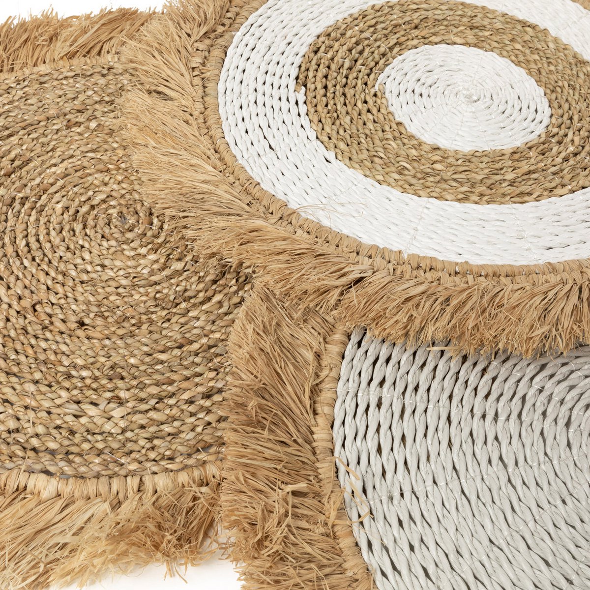 Meerdere zeegras raffia placemats bij elkaar in verschillende kleuren