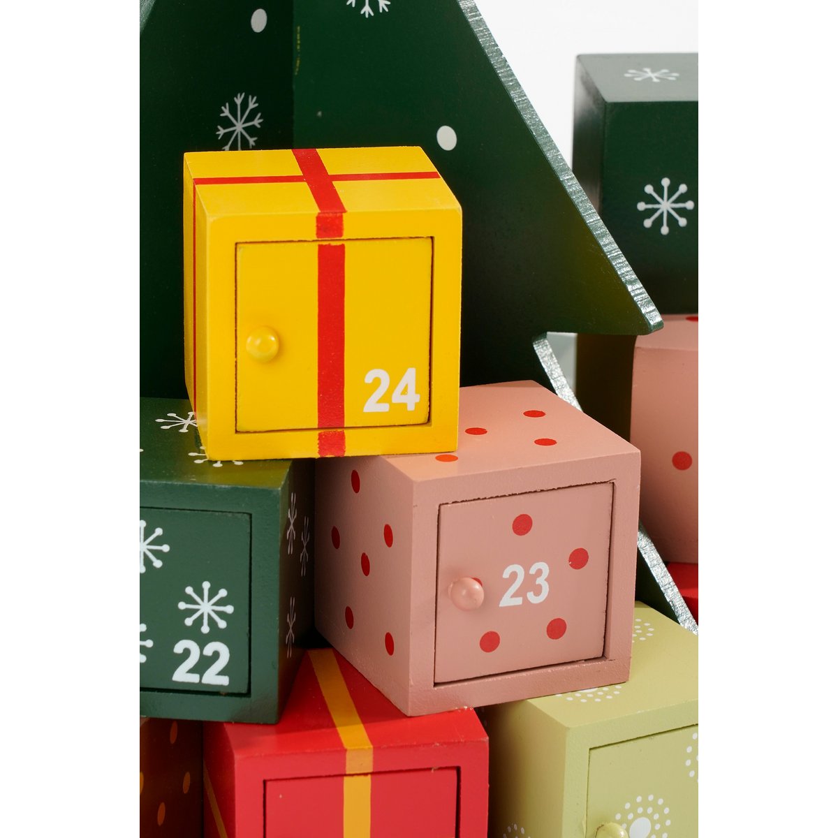 Meerkleurig MDF adventkalender met 24 vakjes in closeup detail. 