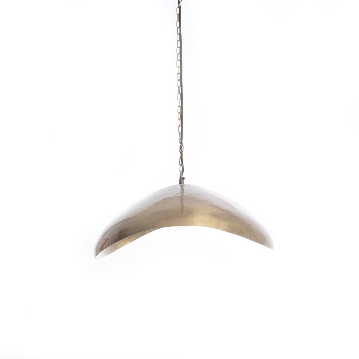 Goudkleurige hanglamp van ijzer met glanzende messing afwerking en organische vorm. Een opvallend designstuk dat warmte en elegantie toevoegt aan elke ruimte, perfect als blikvanger boven de eettafel of in de woonkamer.