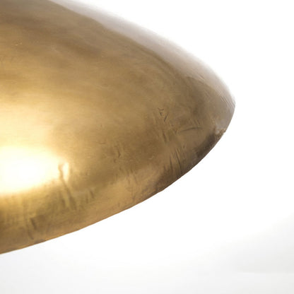 Goudkleurige hanglamp van ijzer met glanzende messing afwerking en organische vorm. Een opvallend designstuk dat warmte en elegantie toevoegt aan elke ruimte, perfect als blikvanger boven de eettafel of in de woonkamer.