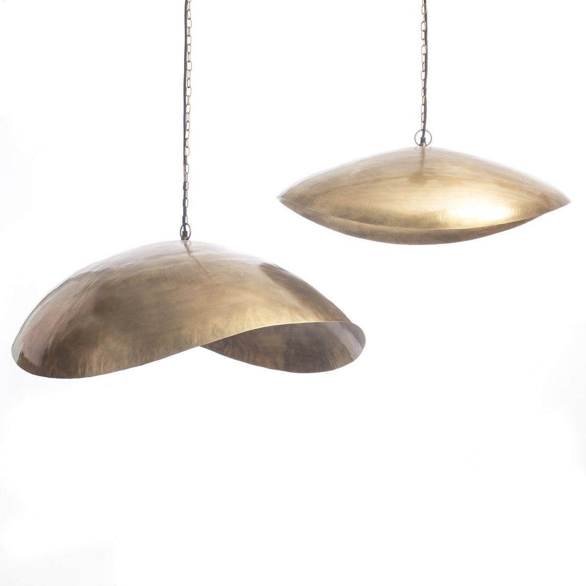 Goudkleurige hanglamp van ijzer met glanzende messing afwerking en organische vorm. Een opvallend designstuk dat warmte en elegantie toevoegt aan elke ruimte, perfect als blikvanger boven de eettafel of in de woonkamer.