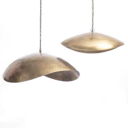 Goudkleurige hanglamp van ijzer met glanzende messing afwerking en organische vorm. Een opvallend designstuk dat warmte en elegantie toevoegt aan elke ruimte, perfect als blikvanger boven de eettafel of in de woonkamer.