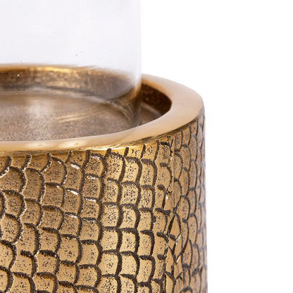 Detail van gouden windlicht met reliëfstructuur – elegante decoratie voor een modern of klassiek interieur.
