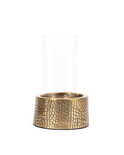 Goudkleurige windlicht met glas en reliëfstructuur – luxe kaarshouder van metaal in elegante designstijl.